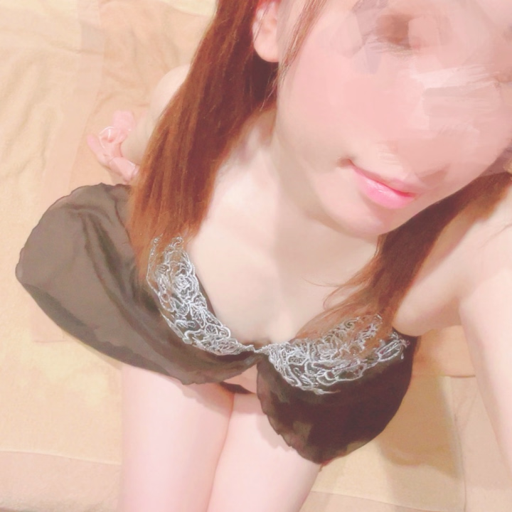 ライトの兼ね合いもあるけど
髪色が茶色くなっちゃってる〜😂
この頃暗めの色が自分の好みです♡

本日もラストまで待ってますね🥰