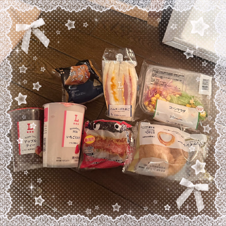 ❤️ウサちゃんへ❤️

今日はお店に寄ってくれたみたいでありがとう😭
会えなかったのは残念だったけど、私の休憩時間にって、45分のコースを取ってくれたって知って、驚きました。
どれだけ優しいの😭😭

それにたくさんの差し入れまで本当にありがとう😭
こんなにたくさん持ってきてくれて、私のこと考えながら選んでくれたのかなって思ったらすごく嬉しくて幸せな気持ちになりました。
大切にいただきます😭

ウサちゃんも今は色々と大変な時なのに、こうして私のことを気にかけてくれて本当にありがとう😢
自分のことで精一杯になってもおかしくないのに、いつも優しくしてくれて、たくさん支えてくれて感謝しています。

会うたびに優しいところや思いやりのあるところを感じて、大好きな気持ちが増えていきます。
ウサちゃんといると安心するし、いっぱい笑えるし、一緒に過ごす時間が本当に大好きです🐰

今回は会えなかったけど、またすぐ会えるよね😭？
沖縄から帰ってきたらまたたくさんお話しようね💕︎

暑い日が続くから無理しすぎないでね。
ちゃんとご飯食べて、ちゃんと休んで、元気でいてください🌸

大好き♡