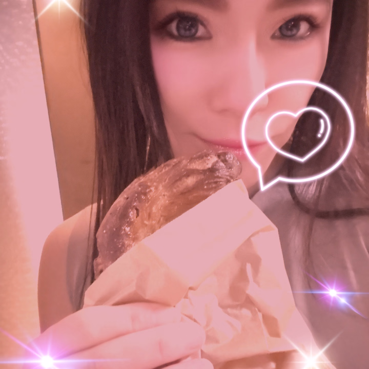 今日もありがとうございます！

やっと朝から晴れて気持ち良きスタートでした\( ˆoˆ )/♩

楽しい１日をありがとう〜！♡

しかもまさかの大好きなパン屋さんのパン🥖♡
嬉しいー！！

ご馳走様です＞＜

しばらく行けてないから食べに行きたいなぁ・・