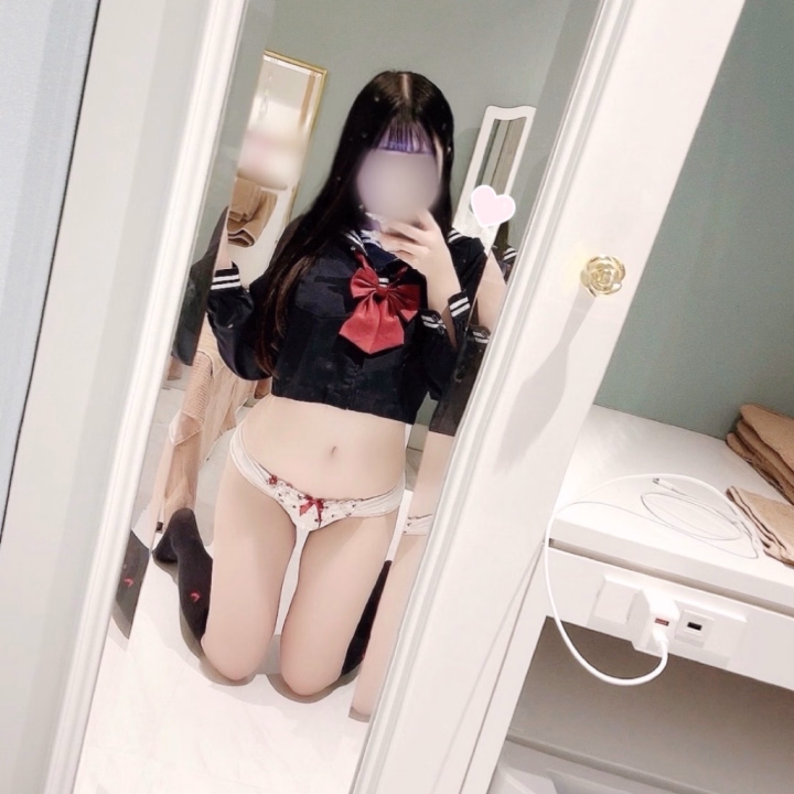いおです🍒

実はね昨晩ひとりでしちゃいました♡
夢でえっちなことしてるの見て起きたらあそこびちょびちょでびっくりしちゃって…
我慢できなくなってお布団の中で…🥺
いつのまにか声漏れちゃってたかも♡

そんないお変かな…？
でもね会った時はもっとえっちなの見せてあげる꜆＞⩊＜꜀💘🎶