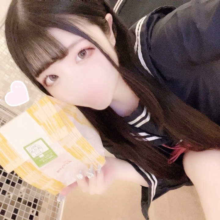 昔から胸が大きいのがコンプレックスだったんだけど最近は『武器だよね♡』って褒めてもらえるようになった꜆＞⩊＜꜀💘🎶

おっぱいで挟んでほしいとかかわいいお願いされるとちょっとだけSな気持ちになる😼🍒

いおの柔らかおっぱいでお兄さんのいろんなもの包んであげたいな♩