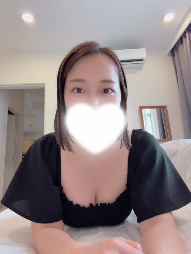おはようございます🌞💕


動画はじめて載せてみました😳🙌🏻💜ホテルのベッドでのんびりです🤭


クアラルンプールではペトロナスツインタワーの噴水ショーを見たり、ショッピングモールをまわったりと都会を感じております🏙️✨


人生で初めてドリアンを食べました！！味は、、玉ねぎ、、？一口でギブアップでした🤣🤣（笑）
