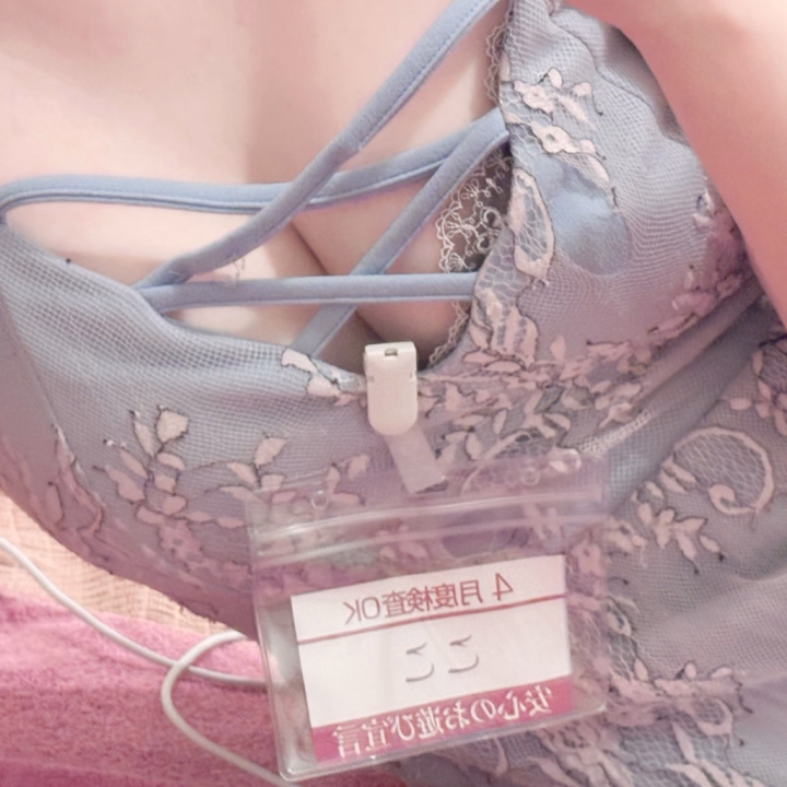 おっぱい

綺麗だね、柔らかいねって顔を埋めてくれるお兄さん

褒めてくれて嬉しい🙈💕

ここ乳首が弱いからたくさん責めてほしい

右と左、どっちが弱いと思う？

確かめに来てっ♡