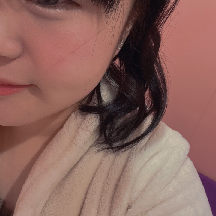 おはよう〜☀️
 ころん 出勤しました🫡🫡🫡
 今日は9時〜20時まで居るよん✌️
 
 週末最後は、ころんと一緒に沢山
 気持ちよくなろ？？
 会いに来てくれるの待ってるね❣️