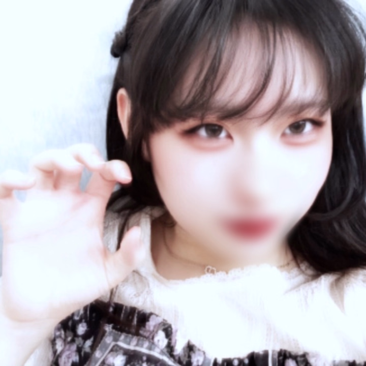 🍓風俗嬢の給料の使い方🍓

について話したいと思います😗

結論、
まじでコンビニとタクシーに消えてる😗


疲れたしタクシー乗るかあ〜
って思って乗る
↓
行き帰りタクシー使ったら4000円とかになる😲

で、23時半とかに仕事終わって、
ふぅ、スーパーもやってないし
コンビニでご飯買うかあ〜
↓
今日頑張ったし金のハンバーグ買お😏
あ、むきりんご食べたい👅
うわぁ、ハーゲンダッツとか買っちゃうぅ？ᵔᢦᵔ
↓
ドドンッお会計2000円‼️

ヒィィィ×3食分

ってな感じ。

心が疲れるからこうなるんだと思う😗

仕事はめちゃくちゃ楽しいけど
入れ替わり30分ごととかに初めましてのお兄さん接客するのを12時間とか繰り返したら
帰りフラフラなんだよね😗


ま、でもね、私は元々
ポイ活するのとお金貯めるのが趣味だったから
単位大きくなるとめちゃくちゃ貯金楽しくて、
貯めよう貯めようってなってる✌🏻️´-