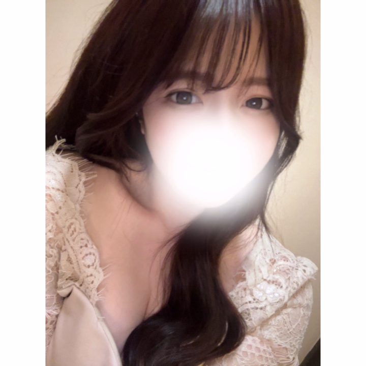 こんにちは、てんりです🌟

6月になったねーーー！
そろそろ梅雨の季節か…☔️

私は割と癖っ毛な方なので、
朝のセットが大変になってしまう雨は
常に天敵なのです……

癖っ毛の人、これからの季節
ともに乗り越えていこうね…🤝

そういえば、お会いした時に
何かしらの共通点があると、勝手に
少し仲良くなった感じがして。

なんか嬉しくなっちゃうのよね…🥹

趣味、仕事、ごはん、時には性癖…🫣
あなたとのいろんな共通点を見つけて
仲良くなりたいなって思ってるの。

好きなコンテンツの布教も
大歓迎なのでね……っ！

私も、かなり多趣味で。
(昨日の夜は某国民的な人たちの
ラストライブを見てたよ…📺)

たべるのもだいすき、三代欲求つよめで
やらせていただいております故…

いっぱいきもちよくなりたいし、
いっぱい距離縮めたいし。

そんな気持ちです、いつも☺️

というわけで明日も7時から！
会えるの楽しみにしてるねっっ☺️🌷

てんりより。