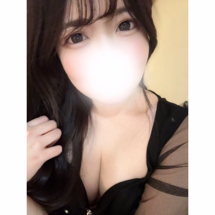 おはよ！てんりです👼

今日も東京は雨……😭
傘を忘れずにしましょうね🌂

低気圧に、勝つぞ。の気持ちで
元気に家を出ます🏠

先日、好きな作家さんの
企画展に行けてほくほく。

アート作品って、展示で見るのと
JPEGで見るのとはやっぱり
質感の違いが分かって
全然別物だなあ…行けてよかった☺️

インドア？アウトドア？と
よく聞かれるのですが、
私はどっちも好きなハイブリット型🥺

家でゴロゴロ本読んだり
動画見たりするのもだーいすきです♡

お家気分で、ベッドで
くっつくのもおつなものだよね。
くっつくだけじゃ物足りないけど🫣

刺激強めでいきましょう……🍑

今日も15時まで☀️
たのしみにしてるねっ

てんりより。