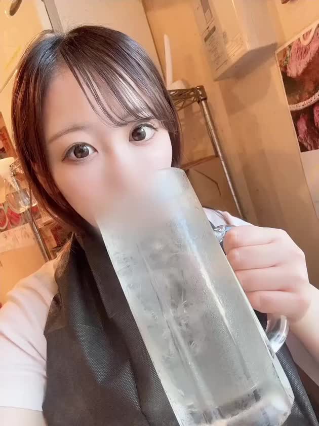 おはようございます☀️
土曜日に明るいうちから飲んだ大ジョッキ！
3杯飲んでしまいました( ˶ˆ꒳ˆ˵ )
.

この後お店います〜♡♡

今日から月火木金いるので今週もよろしくお願いします🌷

きほかお兄さんのお疲れ気味な身体をしっかり癒してほぐして…一部は熱く…///
させちゃいますっ♡♡