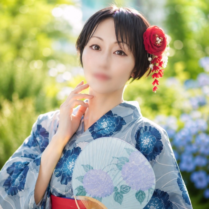 しずくです♪

昨日からパネルを夏用に変更しました！🎐


皆さま、夏といえば何を思い浮かべますか？


夏＝海を思い浮かべる人が多そうだけど


海といえば水着👙


残念ながら、私のおっぱいが小さ過ぎてサイズが合う水着がありませんでした😂


スク水とマイクロビキニはサイズが合うけど


人妻・熟女店のパネルに使うのはちょっと厳しいですね😅


ということで、パネルは浴衣姿に決定しました👘


我ながら中々いい感じのパネルになったかなと思っております✨️


夏モードのしずくもよろしくね♪