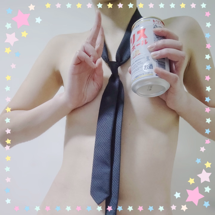 こちらは、酒祭りをしている時の様子です🍻


私はお酒が大好きですが


めちゃくちゃお酒が弱いです😵‍💫


どれくらい弱いのかというと


アルコール5%のお酒1缶(350ml)飲んだら


顔が真っ赤になって、べろんべろんに酔い潰れてしまいます🤤



ちなみによく飲むお酒はハイボールです。


基本お酒はなんでも飲めるけど(すぐ酔っ払うけど)


ハイボールはプリン体ゼロ、糖類ゼロなのでよく飲んでいるのです✨️





ここだけの話



私はお酒を飲むとサキュバスのごとくハッスルしちゃいます💕
