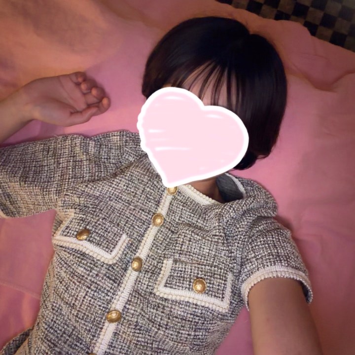 最近、日中暑くないですか？
朝晩寒いけど日中暑いから衣替えしちゃいました👍🏻✨

半袖着るの早いかな〜って思いながら半袖の上から羽織を着てます！笑

さて、本日18:00〜22:00までいます！
よかったら遊びに来てね🥰