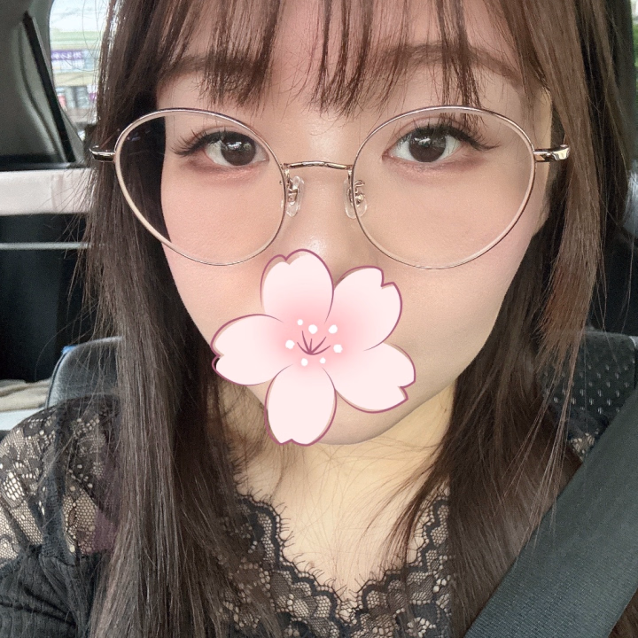 眼鏡を新調しました〜🌸
出勤の時はコンタクトだし、あまりオシャレ要素なく傷だらけになった15年ものくらいの眼鏡使ってたんだけどさすがに視界が悪すぎてw
不便になってきたから変えたよ✌️
眼鏡のとこ輪郭めっちゃ凹むねw
1番似合うと思った眼鏡にしたけどどうかなー？
お勉強出来そうに見える？？
でもでも夜のお勉強の方が興味あるかなぁ💕