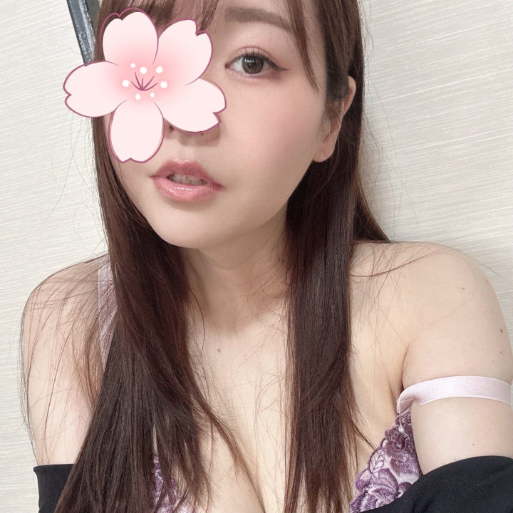 今朝体重がいきなり増えてたから当分おやつ禁止〜😞
お食事は美味しくもりもり食べるよ✌️
ローソンのさ、温めて食べるサラダチキンあるやん？
あれ美味しいよ。
ちなみにさくらの次の出勤は29日月曜日の13時〜です💕
やっぱり期間空いちゃう〜💦
それまで自分で自分のこと慰めとくね…😭