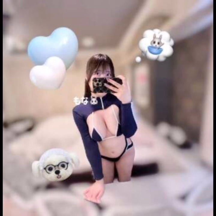 こんにちは‼︎もなです

ネットに上がってるパネルの写真が変わりました!!
イベントの時以外のノーマルの写真は1年前くらいにスタジオに撮影会行った時に取っていただいたものにしていたんだけど、今の写真は下着で撮った1番ノーマルなやつです!!
新しく撮ったのかと思いきやこれも1年前の写真なの笑笑
この写真を撮ってもらったすぐに撮影会に行かせてもらったからこの写真は2週間くらいしか載せてなくて、そういえばせっかく撮ってもらったのに使わないのもったいない！と思い変えてもらいました

これは結構清楚でお気に入り
後半のコスプレのやつもお気に入り！

緩い部屋着って感じで可愛い!!

みなさんは部屋着何着てますか？
もなはキャラクターTシャツきたり、あと誕生日によくジェラピケのパジャマを貰うことが多いからそれを着ています!!
すっぴんで可愛いパジャマ着ると自分のすっぴんの粗さが目立ってふと自分の顔を見た時にめっちゃ萎えたりする

あとゲームしててくらい画面になった時の下から見た時の自分が酷い顔すぎてびっくりする時もある

明日久しぶりに出勤するのでお誘いお待ちしてます
