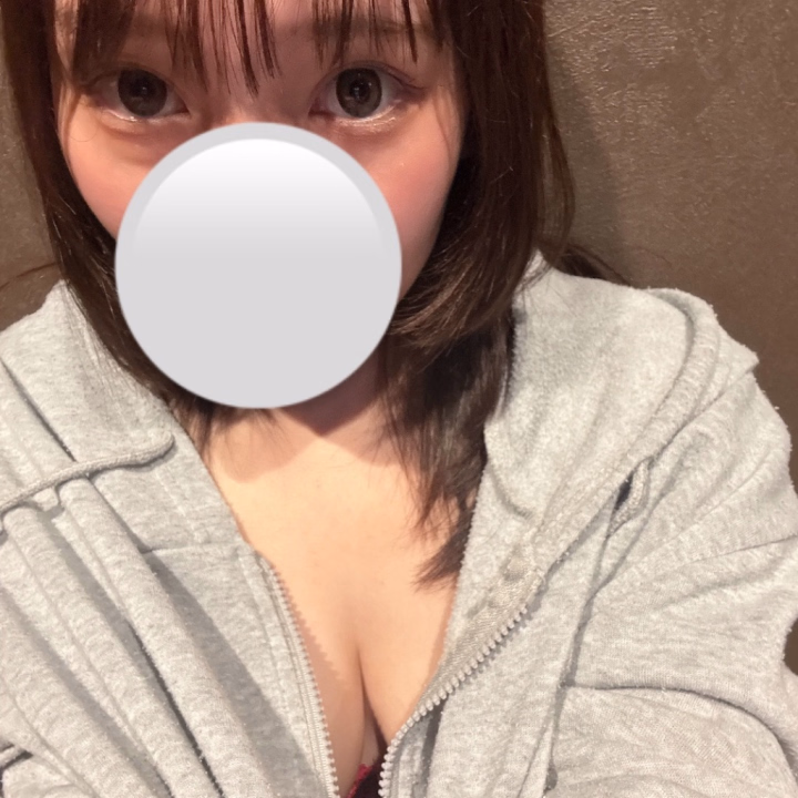 5/22(金)にうめと遊んでくれたお兄さんありがとうございました！

本日23日(土)は24時までいます！
明日24日(日)は9:00~17:00でいます🫶

💌6月の出勤予定です💌
6/3(水) 9:00~24:00
6/9(火) 9:00~24:00
6/10(水) 9:00~17:00
6/14(日) 9:00~24:00

6月は土日ほとんど出れない代わりに平日の早番の時間いたりして、いつもと出勤時間帯が全然違うかも🥺
変更あったらお知らせします🙇‍♂️

6月もあと2.3日くらいは出勤追加できるかな？みたいな感じであんまり出勤できないけど、タイミング合うお兄さんからお誘い貰えたら嬉しいです💖

お兄さんと楽しい時間を過ごせますように🙌🏻💗
お誘いお待ちしてます🫶