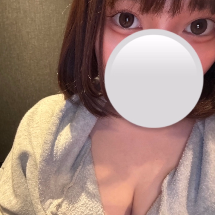 5/16(土)にうめと遊んでくれたお兄さんありがとうございました♡
イチャイチャしたり色んなお話したりお兄さんと楽しい時間過ごせて嬉しかったなぁ💓

残りの5月の出勤予定です！
5/22(金) 19:00~24:00
5/23(土) 9:00~24:00
5/24(日) 9:00~17:00

6月のシフト考えていて、普段は土日出勤が多いですが、来月はあんまり土日出勤できない気がしてます🥲︎

土日タイミング合いそうなお兄さんいらっしゃいましたら、この機会にお誘い貰えたら嬉しいなぁ🫣💗

タイミング合うお兄さんからのお誘いお待ちしてます💌🤍