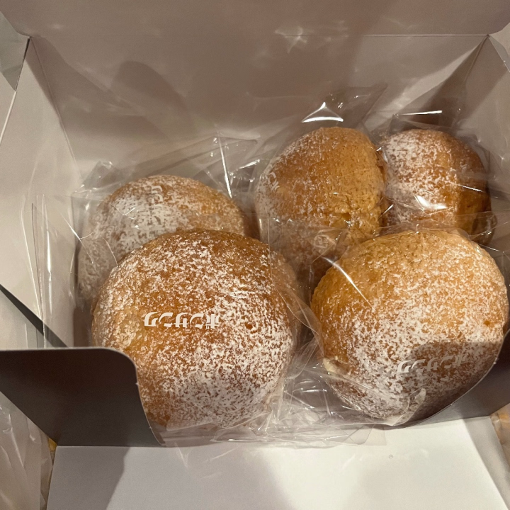 シュークリームの差し入れありがとう😭

しかもこんなにたくさん💖💖

シュークリームの差し入れ初めてもらったらめっちゃ嬉しい♡

おうちに帰って美味しくいただきます🏠🫶🏻