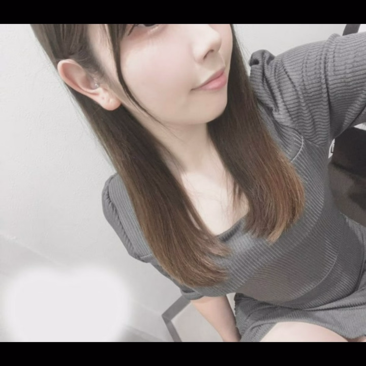 出勤してます ~ 🌧

本日 14:00~22:00 います、本指名のお兄さん、初めましてのお兄さんからご予約頂いてるのであと1、2枠程になります~！
良かったら会いに来てね、この機会に久しぶりのお兄さんや新しいお兄さんに会いたいよ。

今日はしばらく梅雨入りで雨降ってるので、足元気をつけて来てね⚠

お互い出会ったことない時から少しずつ時間重ねて回数重ねてお互いの事を知っていく瞬間がとても大切で楽しくて大好きです、今日もそんな出会いに溢れてると思うと毎日幸せ者だな~思います ( ꈍ꒳ꈍ)ﾟ

(ラストロングヘアです！お納めを~(>人<;)笑)