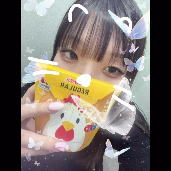 退勤してます 🍀‪𓈒 𓂂𓏸

本日も来てくれたお兄さん、本当にありがとう、会えて嬉しかったよ(⁎⁍̴̛ᴗ⁍̴̛⁎)👍🏻♡

新しい出会いが沢山あった、幸せな一日でした、るなの事知ってくれて、気になってくれてありがとう🤭🤍

可愛いね、顔がタイプと言ってくれる事が何よりのモチベになってるよー（ ; ; ）♡初めて会うのに沢山褒めてくれました✨️

次の出勤は【5/24(日)】です‼️

既に頭本指名のお兄さんからご予約🥹🩵いただいてるので、もし空いてたら会いに来てね、待ってる。

差し入れいただいたからあげクン♥とパシャリ📸

気をつけて帰ってね、おやすみなさい꒰ᐡ- ‧̫ -ᐡ꒱💤
