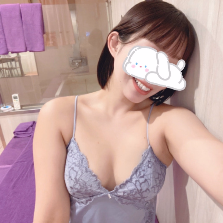 本日は、早めに退勤させていただいて、しっかりお休みして元気になりました｡ﾟ(ﾟ´ω`ﾟ)ﾟ｡

多分！夏バテだ！

夏って、暑いし、ご飯食べるの忘れたり、水分補給忘れたりしがちですが、皆様もしっかりご飯食べて、スタミナつけて７月を乗り切りましょう((人の事言えない⬅️

スタミナつくと、アレも元気になるはずっ🫣✨

次回出勤は7/28 12-20です💕
ご予約お待ちしております

休み明けだから、こはくのムラムラボルテージも高いですよっ///

こはく💎
