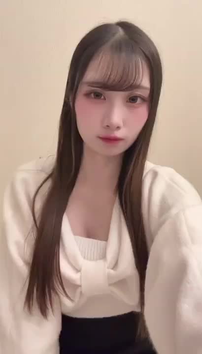 今日ビジュいいじゃん〜🎶✨
常にビジュが良いと思われる女で
ありたいですよね✊🏻💘


お会いしたお兄さんにはよく容姿を
褒めていただきますが今日もいい感じですか？
顔に課金をしたいところではありますが
天然で頑張らせてもらってます😂


さてさて、夜になっちゃいましたが
どんな休日お過ごしですか？
あいにくの雨☔で足がすくむかと思いますが
シオンに会えばそんな気持ちも一瞬で吹き飛ばしちゃう✊🏻


まだまだ夜は長いですので
お誘いもまだまだ待ってます🤙🏻💗


​​​​​​​シオン☁️🤍