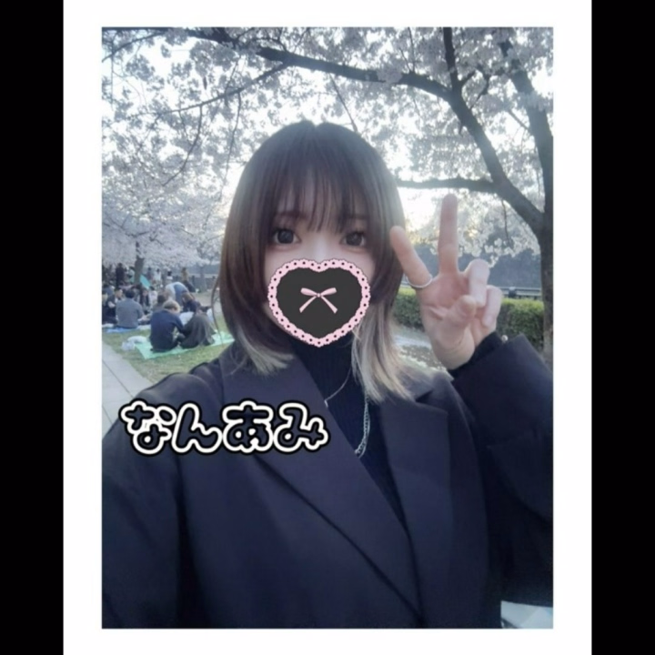 おはようございます！

写真は4/3に撮ったやつ(｡•ᴗ•｡)
お仕事終わりに大阪城で友達と合流して
お花見したんだけど
ちょーーー満開でめっちゃ良いタイミングだった♡♡

この時期に遊んでくれたお兄さん達は
ご存知だとは思いますが
痛くもないのに喉が謎に潰れてて
1週間ぐらいまっっったく声出なくて大変だった( ; ; )

「毎日呑んでるの？」「酒やけ？」「カラオケ歌いすぎ？」
↑公私共に聞かれたまくったワード達(笑)
飲む前歌う前から潰れておりました(´･_･`)
病院行ってお薬もらったらすっかり良くなりました♪♪

今週予定空き空きなので
ご予約お待ちしてます(,,•﹏•,,)