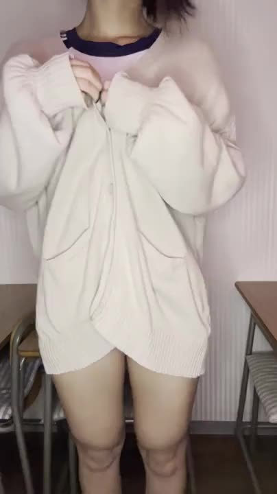 新しい服💕

やっと届いた
体操服💕

思ったより袖
短かったけど
可愛くて
えろみあるから
オールオッケー🫶

おへそ出てる服とか
露出多めの服って
なんでこんなに
えろみがあるのか
不思議🤭

実際に見に来て
お兄さん達に
えろみ感じて欲しいなぁ

いいねとか待ってます💕