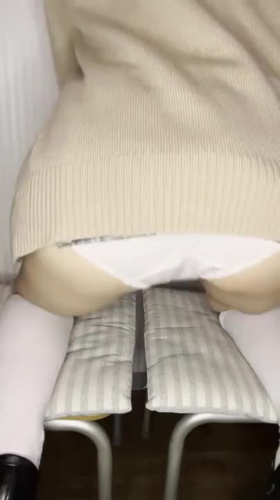 ひめちゃんダービー🐴

きじょういする時手持ってもらわないと転けそうになる🤭

どこに手置くのが
正解なの！？🥺

ゆっくり動かしたり
早く動かしたり🤭

いいねとフォローと
応援のプレゼントまってるよ💕