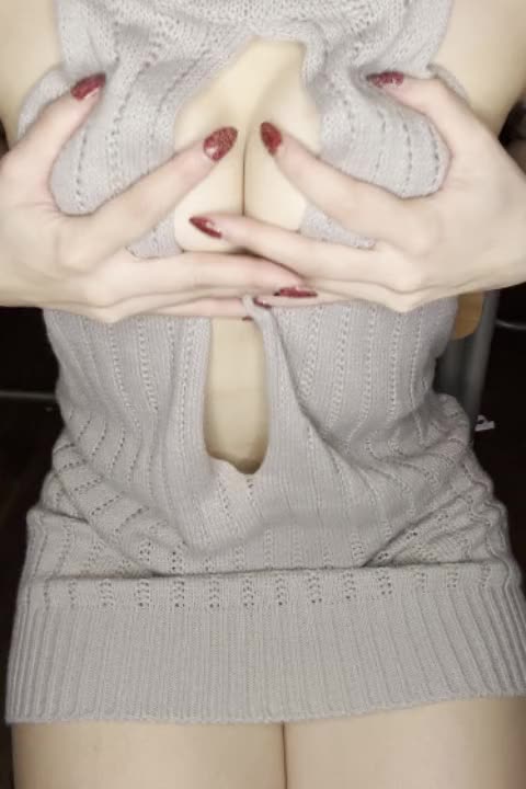 童貞を××セーター着てみたよ💕

実はにかちゃん
初めて着る服🤭

てぃくび見えないかひやひやしながら動画撮ったよ😵‍💫

お兄さん達の🍌反応しちゃうね🤭

にかのマシュマロぱい
いーっぱい
もみもみしに来て欲しいな💕

いいねと応援待ってます💕