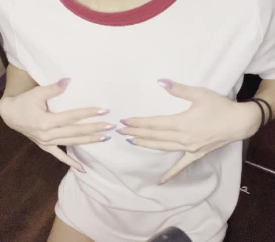 体操服でもみもみ💕

パイパイもみもみしてみたよ💕

ノーブラの状態で服きてもみもみ
するのってえっちいね🤭

緊張でちくぴたっちゃった🤭

お兄さん達にはにかのちくぴ
見つけれるかな？😏

実際に触って柔らかさ
実感しに来て欲しいな💕

待ってるよ💕
