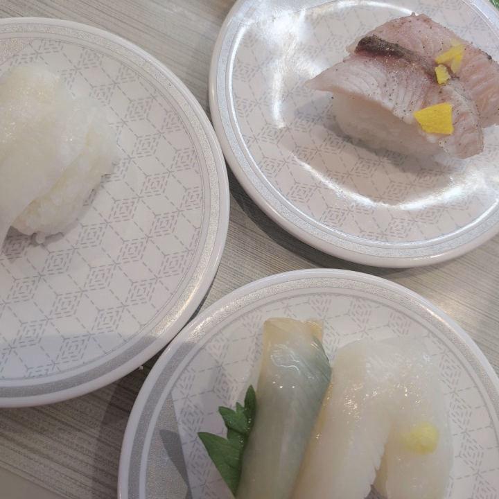 まっしろ!
今日のお休みは
初めてのはま寿司🤗
美味しくて幸せ😋
食べた分、お散歩もして、
気持ちいい午後です😇
急に寒くなったから、
今日はパーカーだしましたよー!
アウターが必要になる日は近い、、?