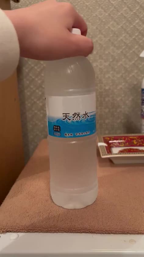 ちょっと見てもらっていい！？

冷蔵庫のお水飲もうとしたら過冷却で見事にシャーベット状になってさ！！！！！❄️

楽しくなって＂見てくれー！！"って気持ちで動画撮ったけどペットボトルが結露してぜーんぜんわからん〜！！！！笑
残念だ🙄
(ちゃんとわたしが飲みますので☝🏻)

どうでもいい写メ日記…見てくれてありがとう！！！！！！！！😼
(エロい投稿しろ)