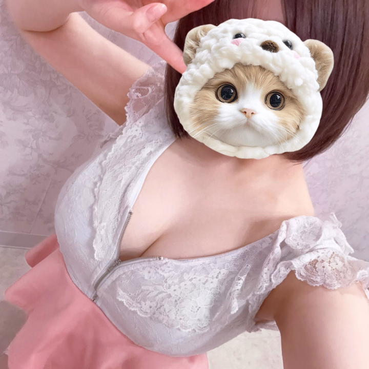 お兄さんがオススメしてくれた映画、観ました❤︎︎ ˊ˗

・シザーハンズ
エドワードが才能を発揮するヘアカットシーンで、謎に女の人達が感じていて面白かったです笑笑
奇妙な設定でありながらストーリー展開がシンプルで分かりやすいので、気づいたら声が出るくらい感情移入していました！！
幸せの形って人それぞれだし
エドワードには幸せでいて欲しいですね


・殺し屋1
今まで見た映画の中でで1番グロかったです！
グロすぎる映像だけれどエピソードがしっかりしているので最後まで見れました。
印象に残っているのは、SMフェチ垣原が女の子に殴って貰うシーンで、相手の女の子のパワーが物足りなくて「見損なった」って言って帰っちゃうんです笑笑笑笑
いつかとんでもない刺激を求めるm男さんが来てくれた時は頑張ろうと思います‪‪ෆ‪.*･ﾟ


最後まで見てくれてありがとうございます🩵ྀི

今日は16時からいます
待ってます🩵


なで🌸