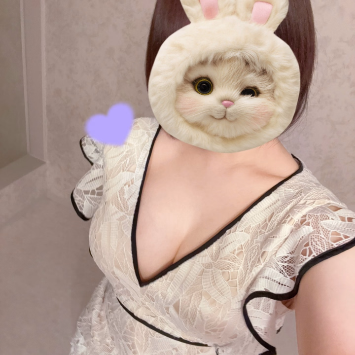 えっちな衣装が好きです
新しい衣装が届いて、鏡の前でひとりにこにこしていました♡  

気づけば、お洋服よりコスプレの方が多くなりそうです🛋

ファッションって身につけるものひとつで、気分まで変わるのが不思議ですよね🤍

今日の私は、いつもより少し違う私です⸜❤︎⸝‍

なで🌸