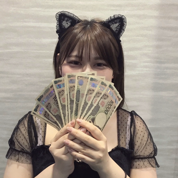 暇だニャー🐾

スタッフさんに頼まれて撮影したよ〜！

お昼はなにも食べてないのー🥺
可愛くおめかしして待っとるけん会いにきてねー🥰いっぱいよしよししてくれたら嬉しいなー💕