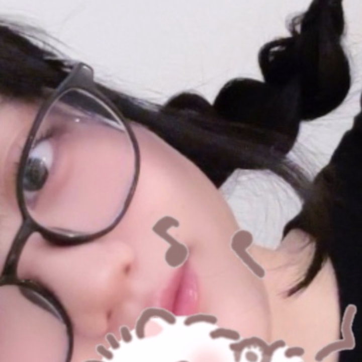 すっぴん👓👓
20日、21日の予約トークとか電話で埋まりつつあります💦💦
会いたい人は早めにね！もしかしたらWeb予約できなくなる日も来るかもね😬😬😬
待ってるね〜！！！