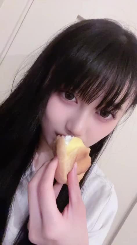 シュークリームくどいけど食べたくなる時あるよね〜

横浜の皆さんありがとうございました！！いっぱい出会いがあって幸せでしたっっ😼😼
また会いに行くので愛に来てください♡♡