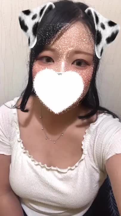 中々ウインクが出来るように
なりまへん(ᐢ ̥_  _ ̥ᐢ)
難しいよう…。

🍑とかおっ🥧の動画以外だと
自分のお顔しかないと
考えました笑笑
飼い主様に従順なワンコは
好いてくれますか？💕

頭撫でられるの大好きなの🐶
ななかのマークが🐶🐾なのは
ななか自身が🐶みたいな
性格でもあるからなのです✨️

今日から最終日まで
愛に来てくれたお兄様には
お渡ししたい物があるので
お愛できるの楽しみにしてます！


ななか🐶🐾