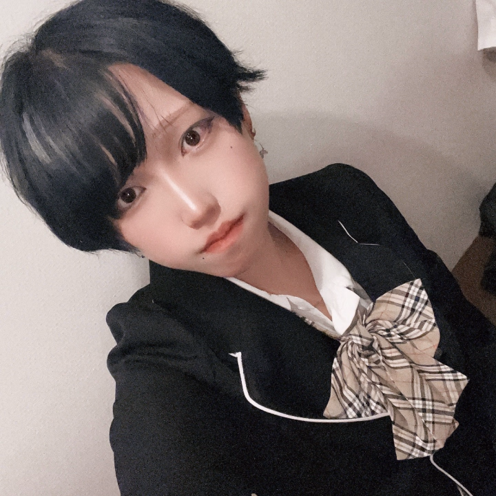 そういえば髪を染めました✨
分かりにくいけど青！🟦
まだまだいくよ〜