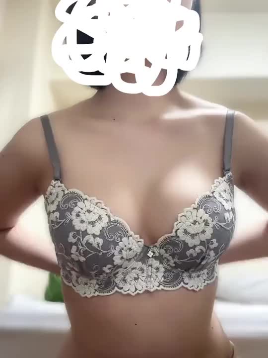 おっぱいの中でも
下乳がえっちだなって感じるタイプです💕
お兄様はどんなおっぱいが好き？💭
今日はね、おっぱいだけじゃなくて
乳首も理想的です‼️
って褒めてもらいました🤣💕
ちょっとよく分からないけど😂
いい乳首してるみたいです❣️
脱いだ時に綺麗だね〜😍
ってたくさん言ってもらえて嬉しい💖
おっぱい好きさんまだまだ待ってます❣️