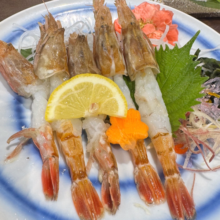 昨日はお休みありがとうございました😊

念願の"モサエビ"食べてきたよ〜！

これの他に海鮮丼食べてちょー幸せでした💕

ちょーぜつ太った！今日からまた頑張らなきゃ、、、
食べるの幸せで制限辛い😣

夏、水着着るために頑張って痩せなきゃ、、、

まき
