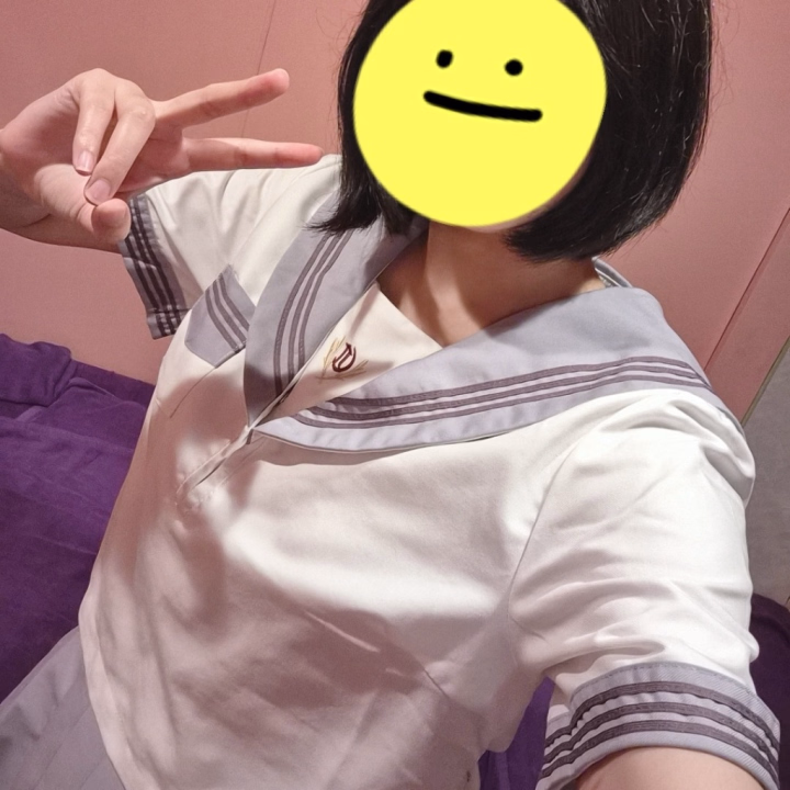あやはです✨
一昨日、初めてコスプレすることになり久々に学生服を着ました♪
今日は19時から出勤と遅めスタートではありますが、ぜひお越しください(*´︶`*)ﾉ
待ってます(*^^*)