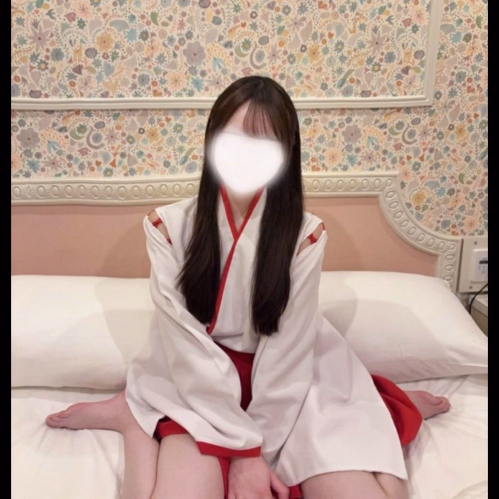 難せいらです🐱❤︎

本日出勤です🎵
事前ご予約ありがとうございます🫶🏻


18:40〜受付終了まで🈳なのでたくさんお誘いお待ちしてます💘

3連休初日はせいらと楽しい時間過ごそー🙈︎🎵💕💕



サプライズ大好きな仲良しのお兄さんからCHANELのプレゼントもらった（>ᴗ<）🤍
いつもありがとう🌷✨️