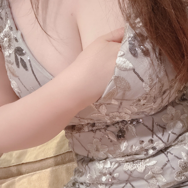 今日もラストまで出勤してます❣️
暇してるヨォ最後に遊びたいよ🥹

寒いからおっぱいで暖を取る😤