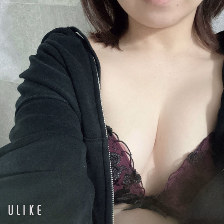 こんばんは🌛
あるです♡

お久しぶりです〜！
去年退店してたんですが今年帰って参りました！
また皆さんとお会いできるの楽しみにしてます( *´꒳`* )

早速予約してくれてびっくりしてます笑
1年ぶりの出勤なのでまた間違えてたらごめんなさい💦

去年と比べて体重太っちゃったので幻滅しないでね（ ᵕ̩̩ ᵕ̩̩ ）

明日は9時～15時までいます！
皆さんにお会いできるの楽しみにしてます( *´꒳`* )