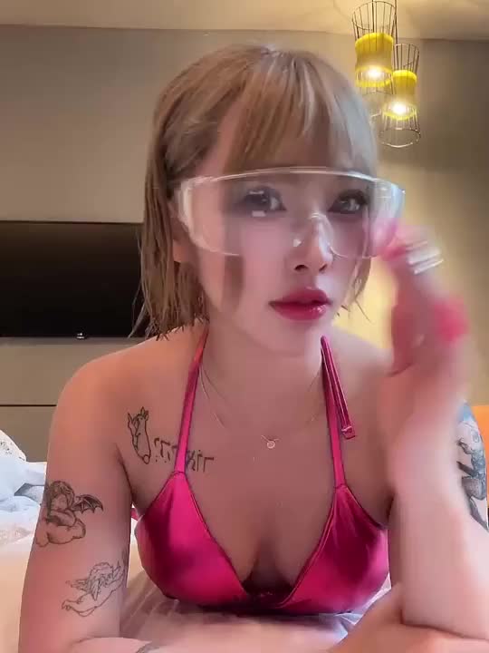 💗【ちょっと甘め＆素っぽさ】
🎥 なんとなく、撮ってみた夜のひとコマ📱🌙 🎥

普段より素の表情かも…？
ホテルの静けさが心地よくて、
思わず自分で動画撮ってた🌿

やさしい気持ちで見てね💋