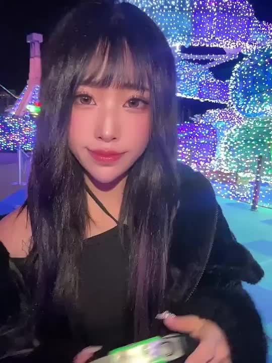 🎥 ねぇ…誰と見たい？👀💓 🎥

イルミネーションって、
ひとりじゃもったいないよね😚✨

動画越しでも一緒にいられたら嬉しいな💋