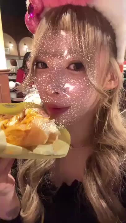 🎥 恥ずかしいけど、ぺろぺろしてるところ…見ちゃう？😳🍦 🎥

これってセーフ？アウト？笑
甘くてとろけそうで…顔が赤くなっちゃった🥺💗