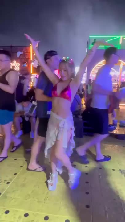 🎥 踊ってたら…ちょっと大胆になっちゃったかも👙💦 🎥

リゾート気分でテンション上がりすぎた💓
動くたびに揺れる水着がドキドキしちゃうかも…？👀✨

感想くれたら、また踊っちゃうかも😚🎶