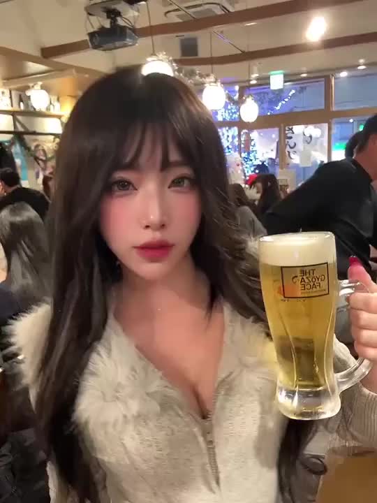 🎥 今日もおつかれさま〜ってことで乾杯🍻✨ 🎥

居酒屋ってなんか落ち着くよね☺️
ほろ酔い気分でちょっとだけ撮ってみた🎥💗

一緒に飲んでる気分になってくれたらうれしいな〜っ🌙